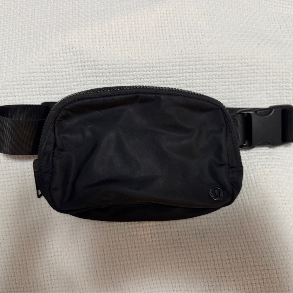 Lululemon Everywhere Belt Bag